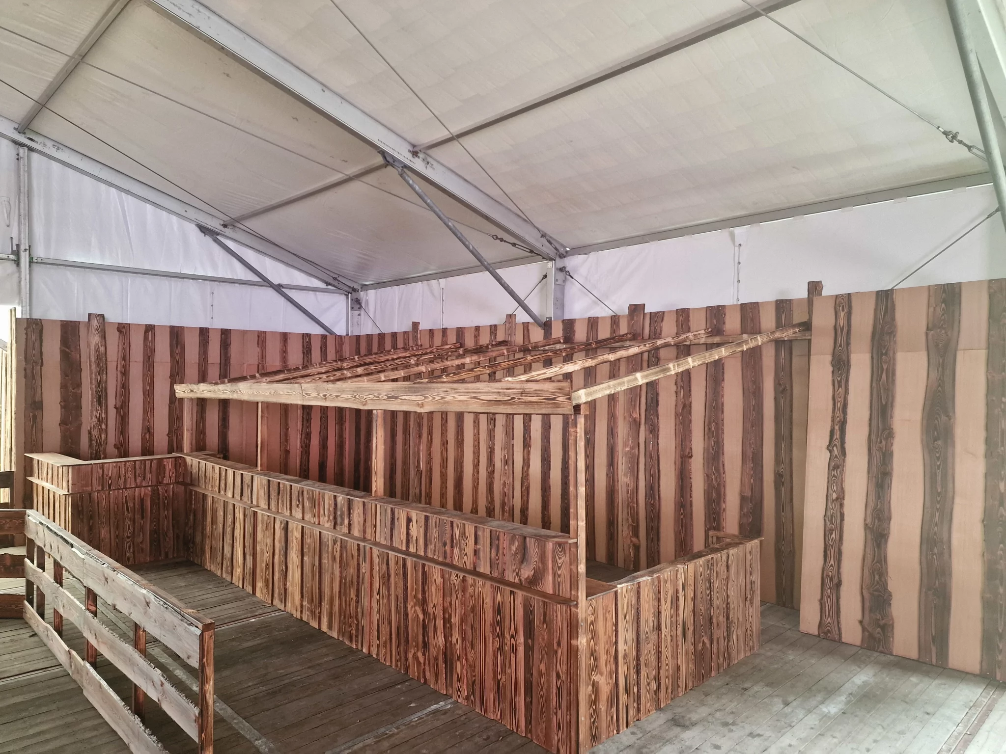 Details eines Holz-Messestands von A.R. Holzhütten