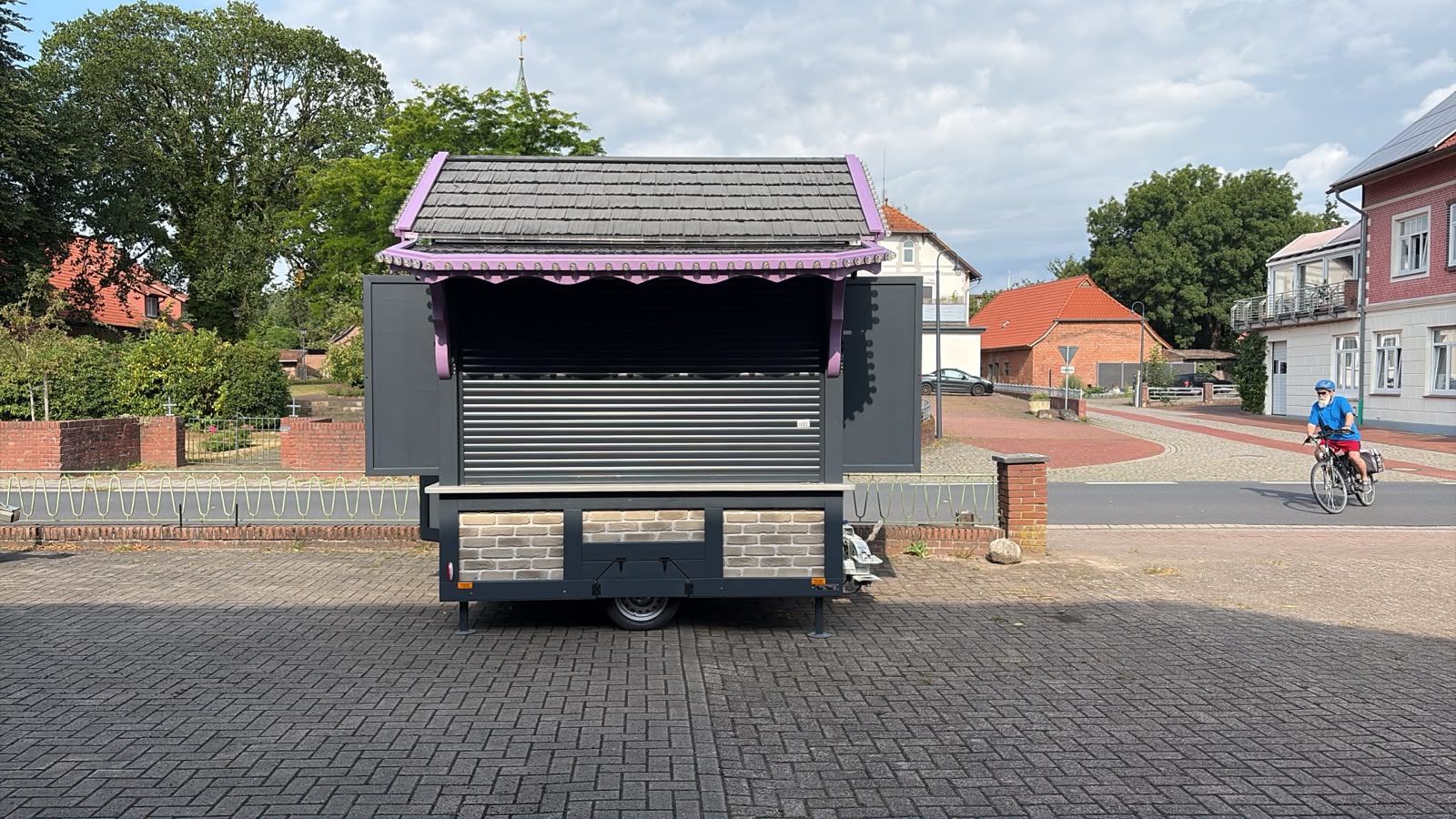 Mobile Verkaufshütte mit geschlossenem Rollladen und Schindeldach