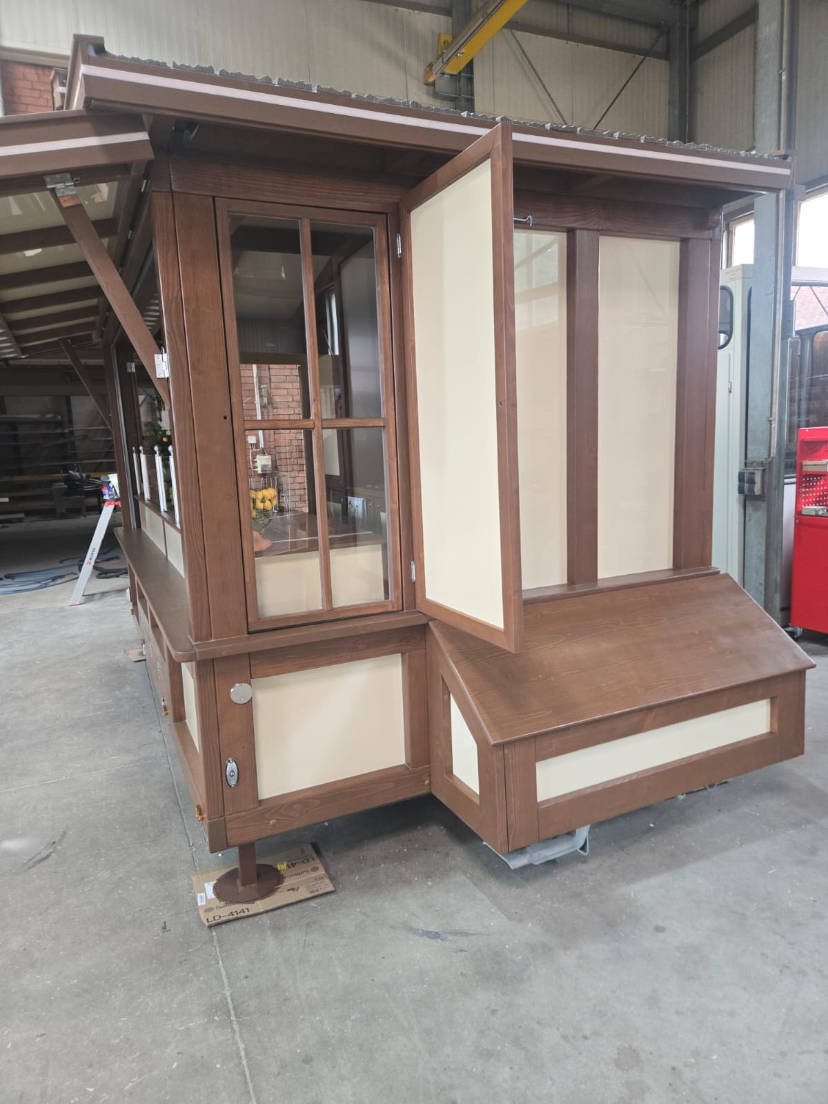 Holzhütte im Rohbau in der Produktionshalle